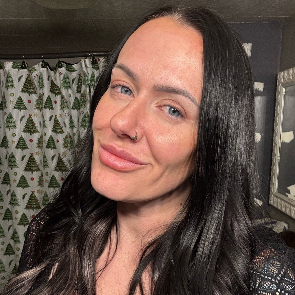 🖤🤍 Meet your Posher - Erin! 🖤🤍